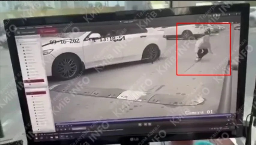 Под Киевом легковушка сбила ребенка на самокате: момент ДТП зафиксировала камера. Видео