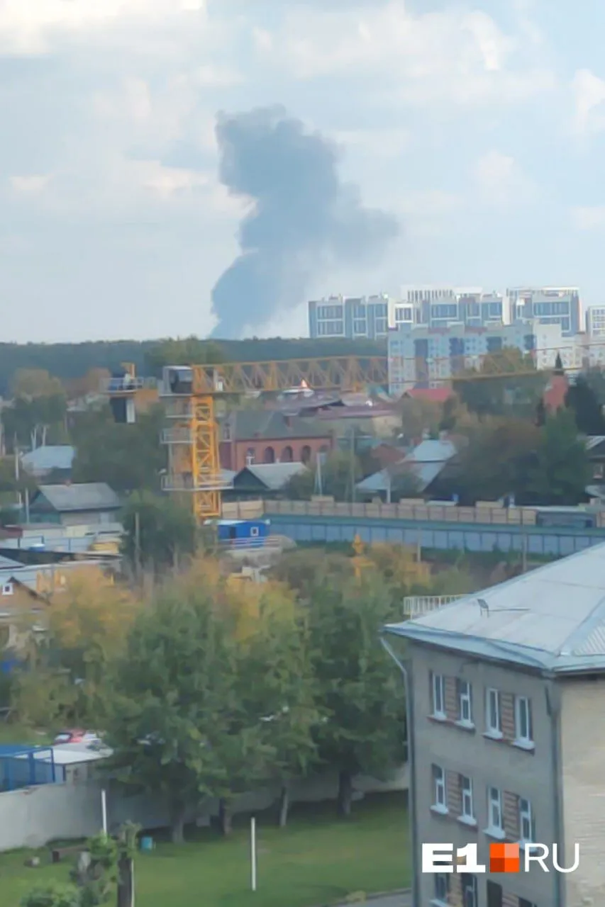 У російському Єкатеринбурзі трапилася масштабна пожежа у промзоні: деталі і фото