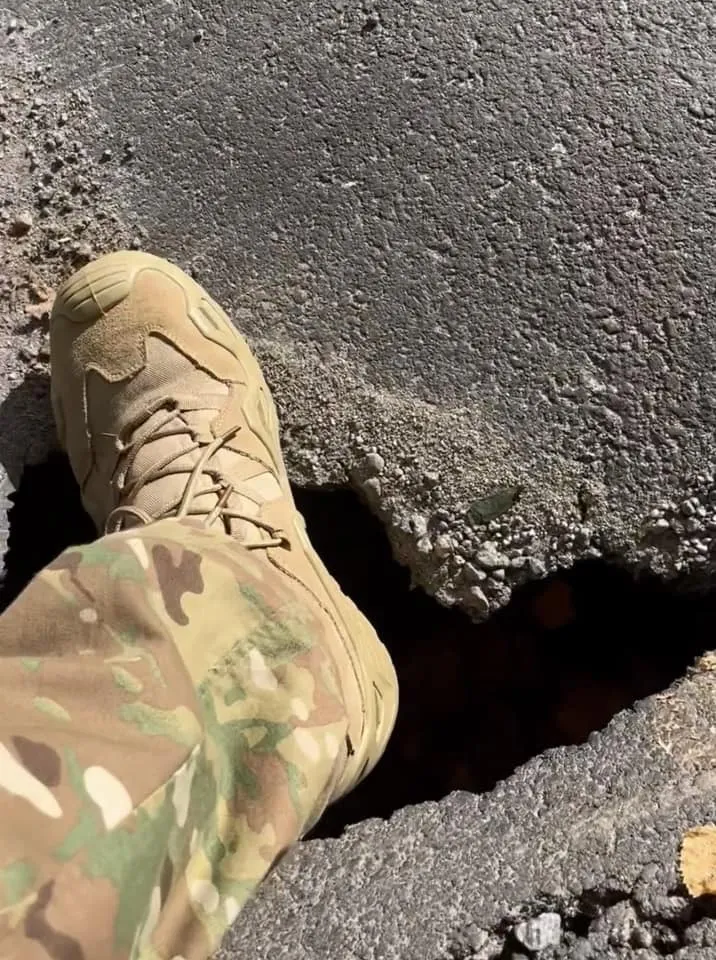 Під Києвом на нещодавно відремонтованій дорозі утворився провал. Відео