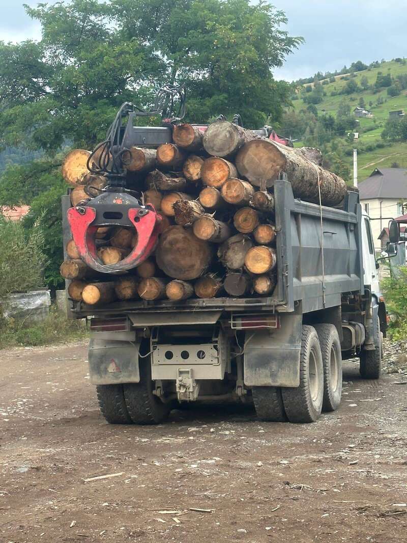 на рахівщині поліцейські вилучили з підпільного цеху партію нелегальної деревини: за фактом відкрито кримінальне провадження на рахівщині поліцейські вилучили з підпільного цеху партію нелегальної деревини: за фактом відкрито кримінальне провадження dqxikeidqxiqqeant