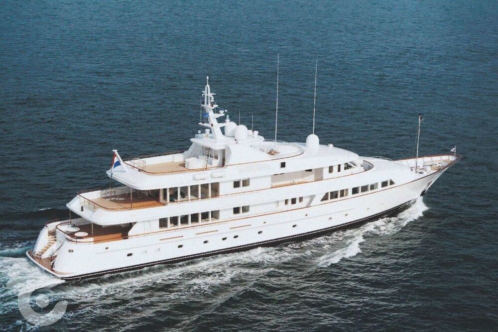 Одна из самых роскошных в мире: в сеть попали новые фото и уникальные документы о яхте Путина