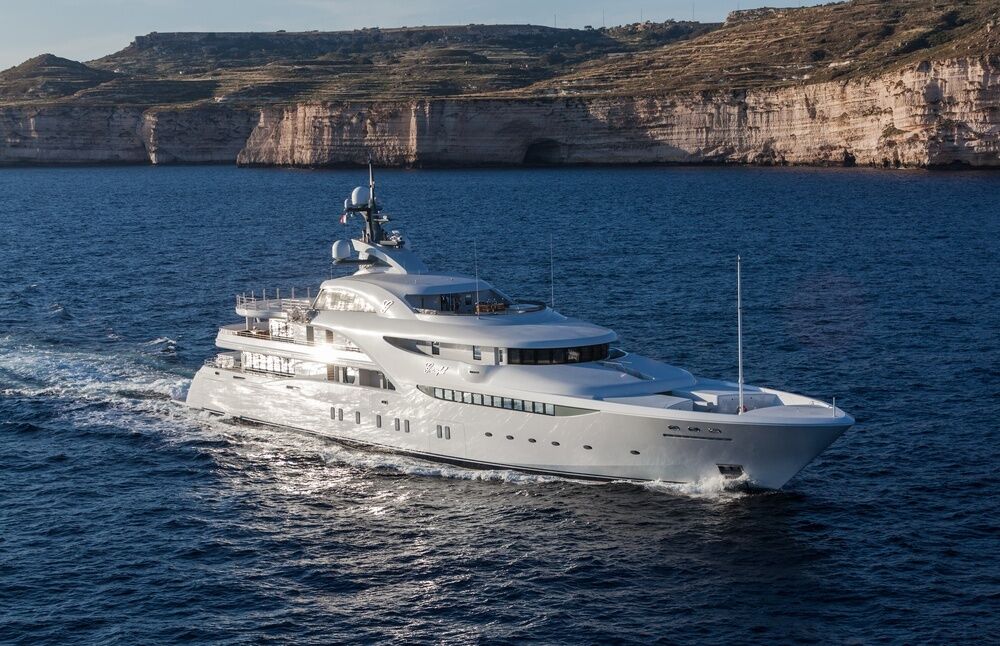 Одна из самых роскошных в мире: в сеть попали новые фото и уникальные документы о яхте Путина