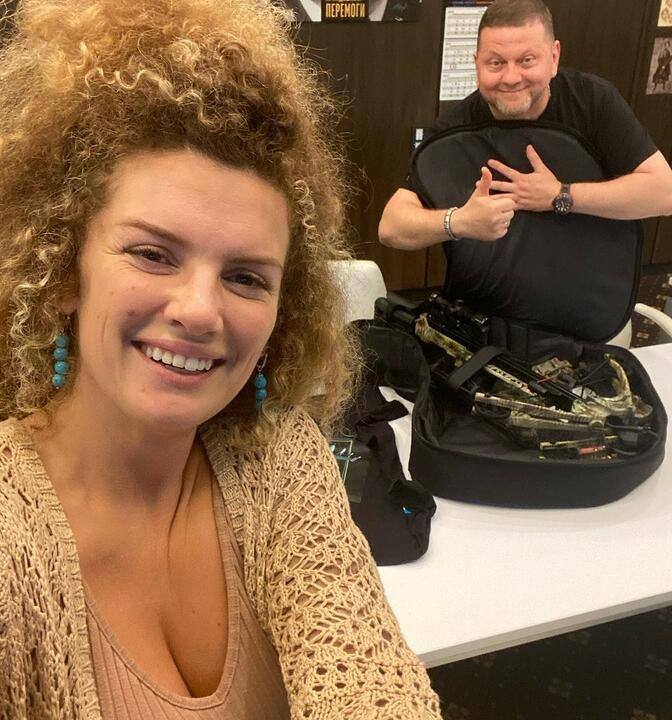 Ореста Бріт із головнокомандувачем ЗСУ Валерієм Залужним. Фото: www.instagram.com/orestabrit Ореста Брит с главнокомандующим ВСУ Валерием Залужным. Фото: www.instagram.com/orestabrit dqxikeidqxitkant