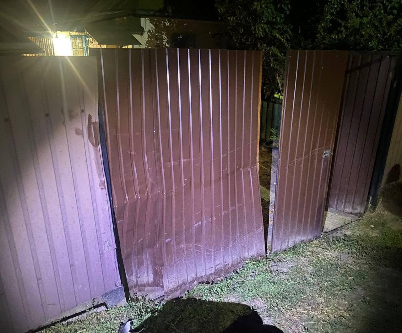 На Київщині водій мопеда протаранив паркан: серед постраждалих є неповнолітня дівчинка. Фото dqxikeidqxiqqeant