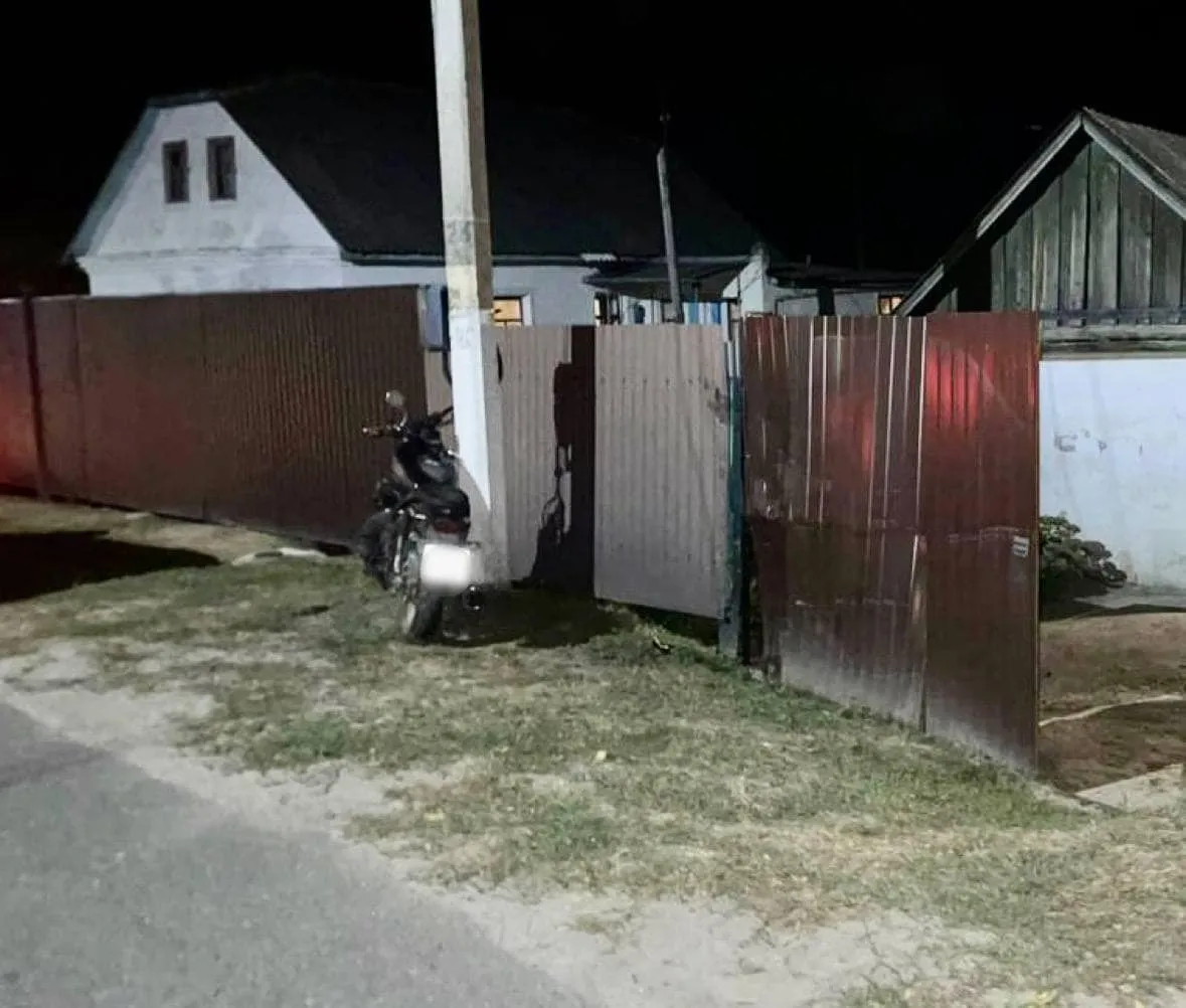 На Київщині водій мопеда протаранив паркан: серед постраждалих є неповнолітня дівчинка. Фото