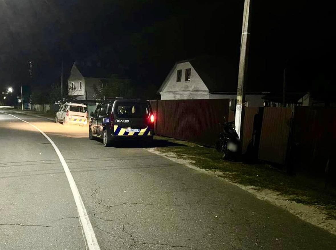 На Київщині водій мопеда протаранив паркан: серед постраждалих є неповнолітня дівчинка. Фото