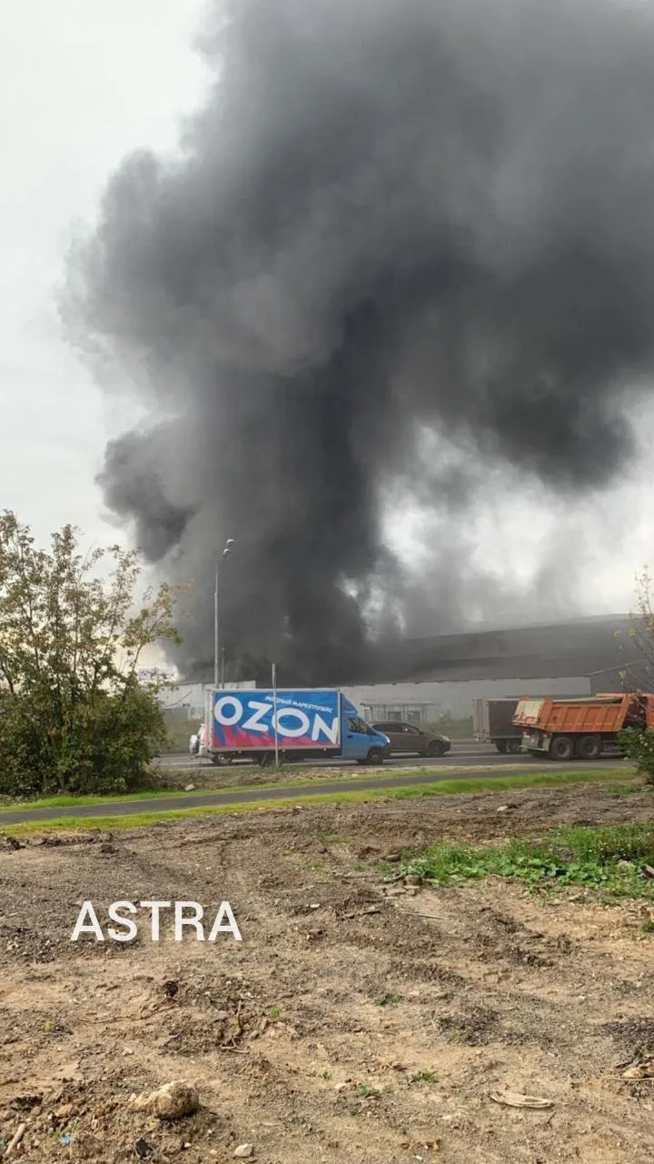 Під Москвою спалахнула потужна пожежа на складах, валить чорний дим. Фото і відео