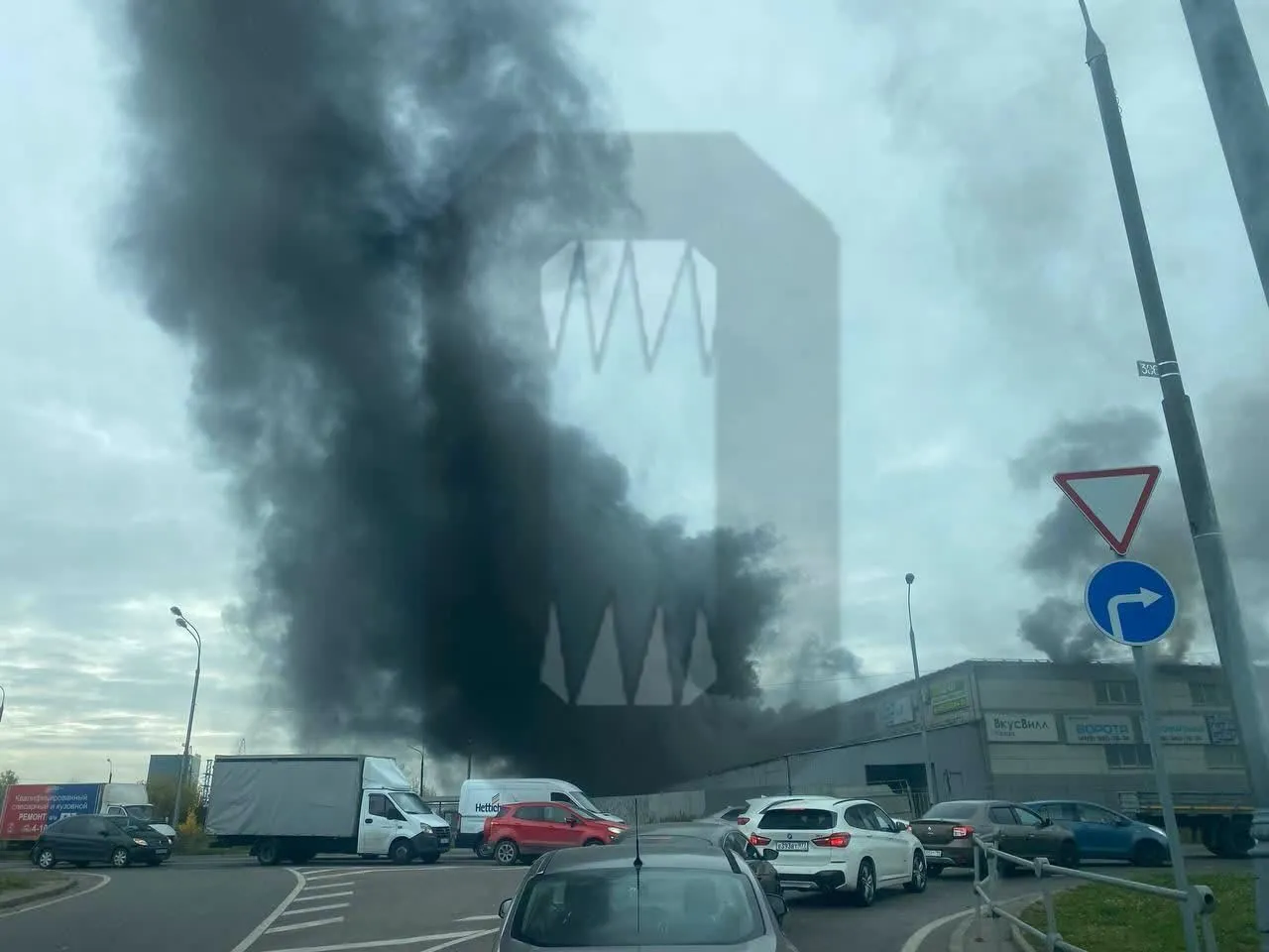 Під Москвою спалахнула потужна пожежа на складах, валить чорний дим. Фото і відео