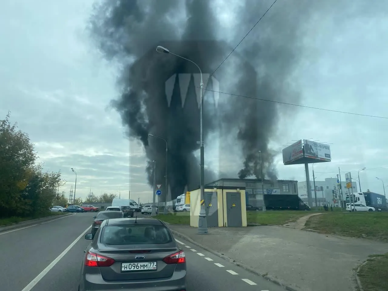 Під Москвою спалахнула потужна пожежа на складах, валить чорний дим. Фото і відео