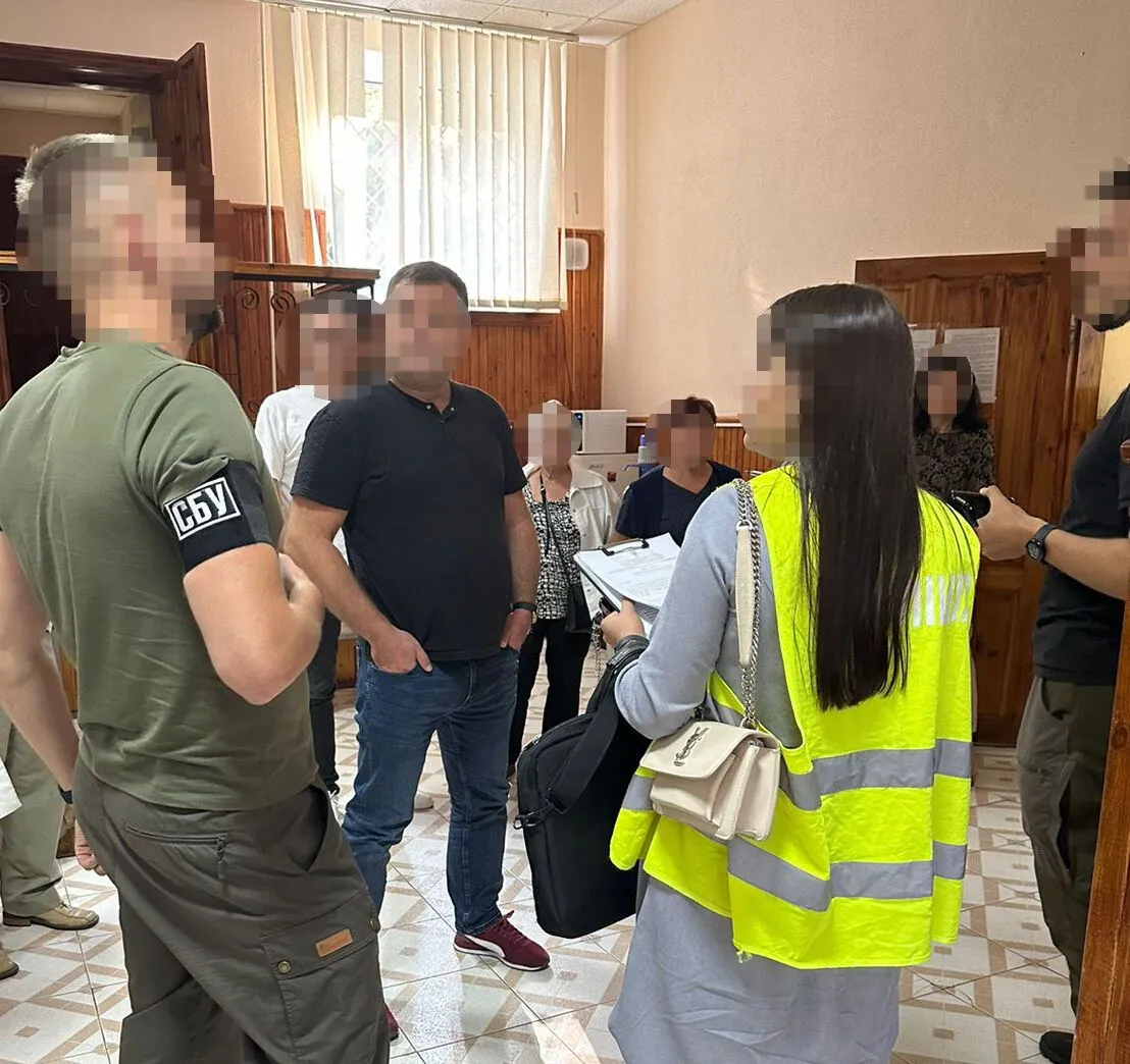 Обіцяв за хабар саботувати судові засідання: у Києві затримали начальника юрвідділу держустанови. Фото