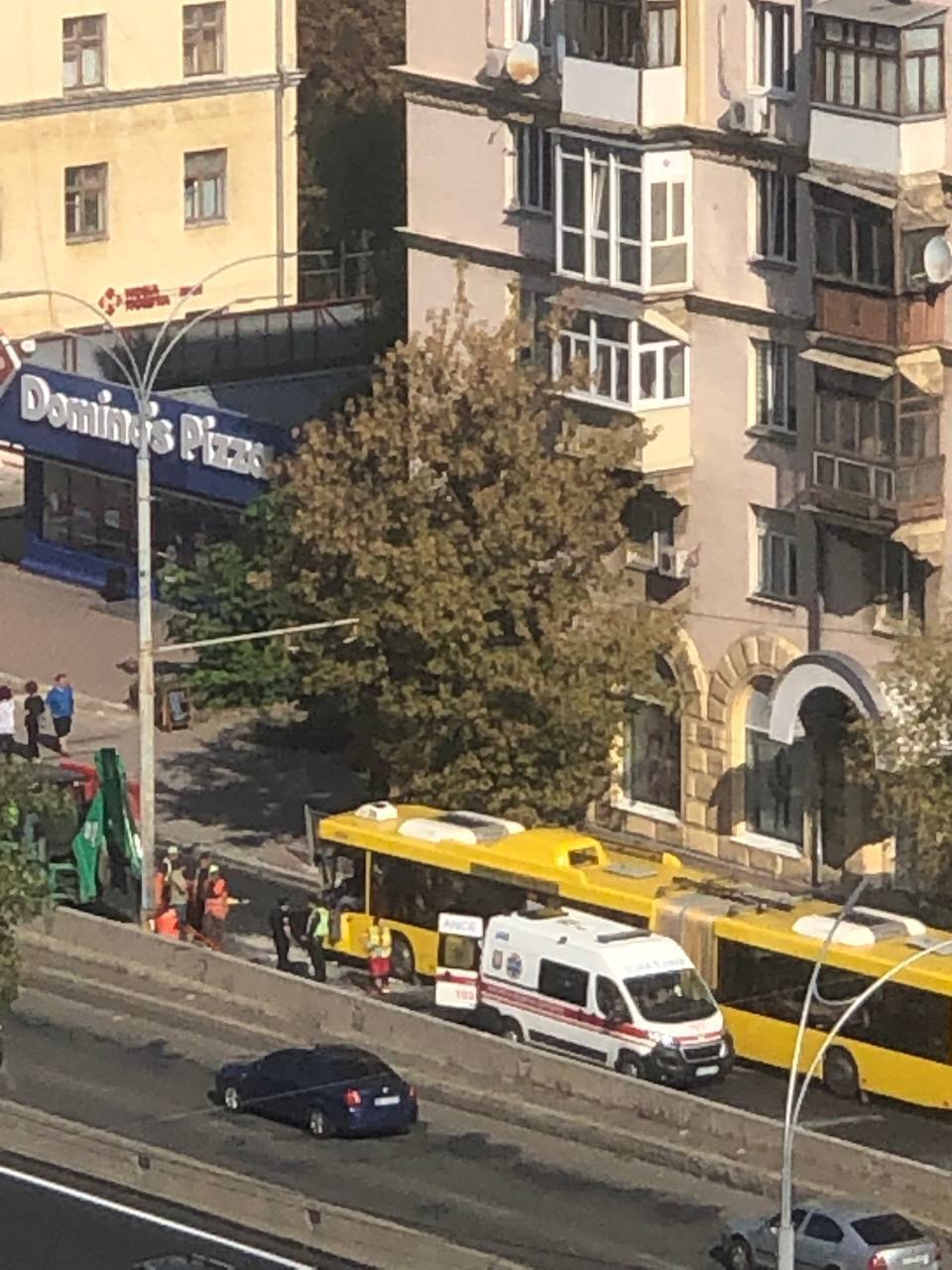 У Києві сталась аварія за участі автобуса та трактора. Фото і відео dqxikeidqxiqqeant