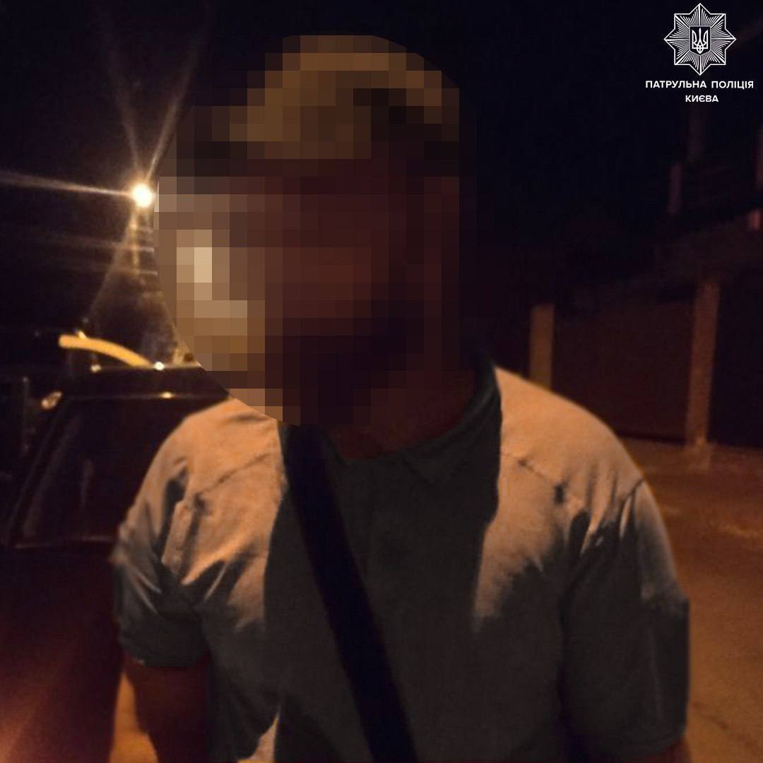 В Киеве двое мужчин устроили стрельбу и скрылись на авто: водитель был под наркотиками. Фото