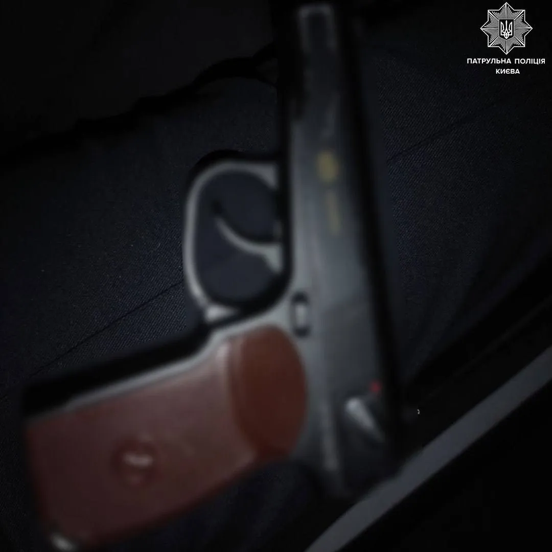 В Киеве двое мужчин устроили стрельбу и скрылись на авто: водитель был под наркотиками. Фото