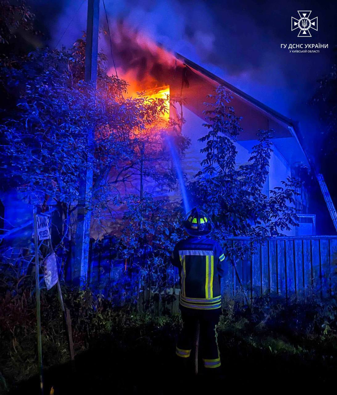 На Київщині вночі горів приватний будинок: є постраждалі. Фото та подробиці