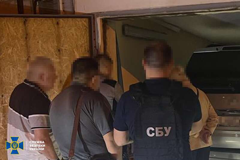 На картинке могут быть: 3 человека и текст «слу жба без пеки украёны сбу сбу» dqxikeidqxitkant