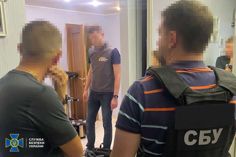 На картинке может быть: 3 человека и текст