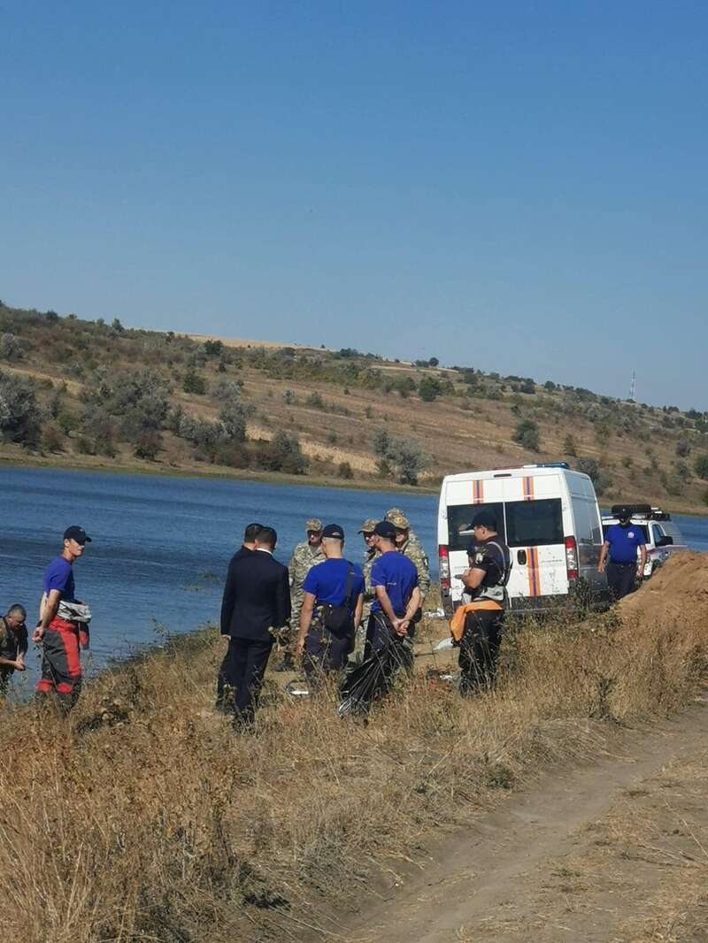 У Молдові уламки ракети знайшли в озері: їх вивченням займаються фахівці. Фото dqxikeidqxitkant