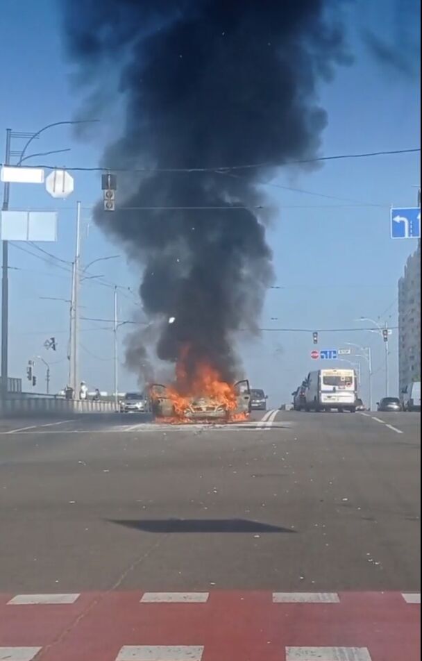 У Києві на Троєщині під час руху загорівся легковик. Відео