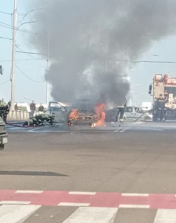 У Києві на Троєщині під час руху загорівся легковик. Відео