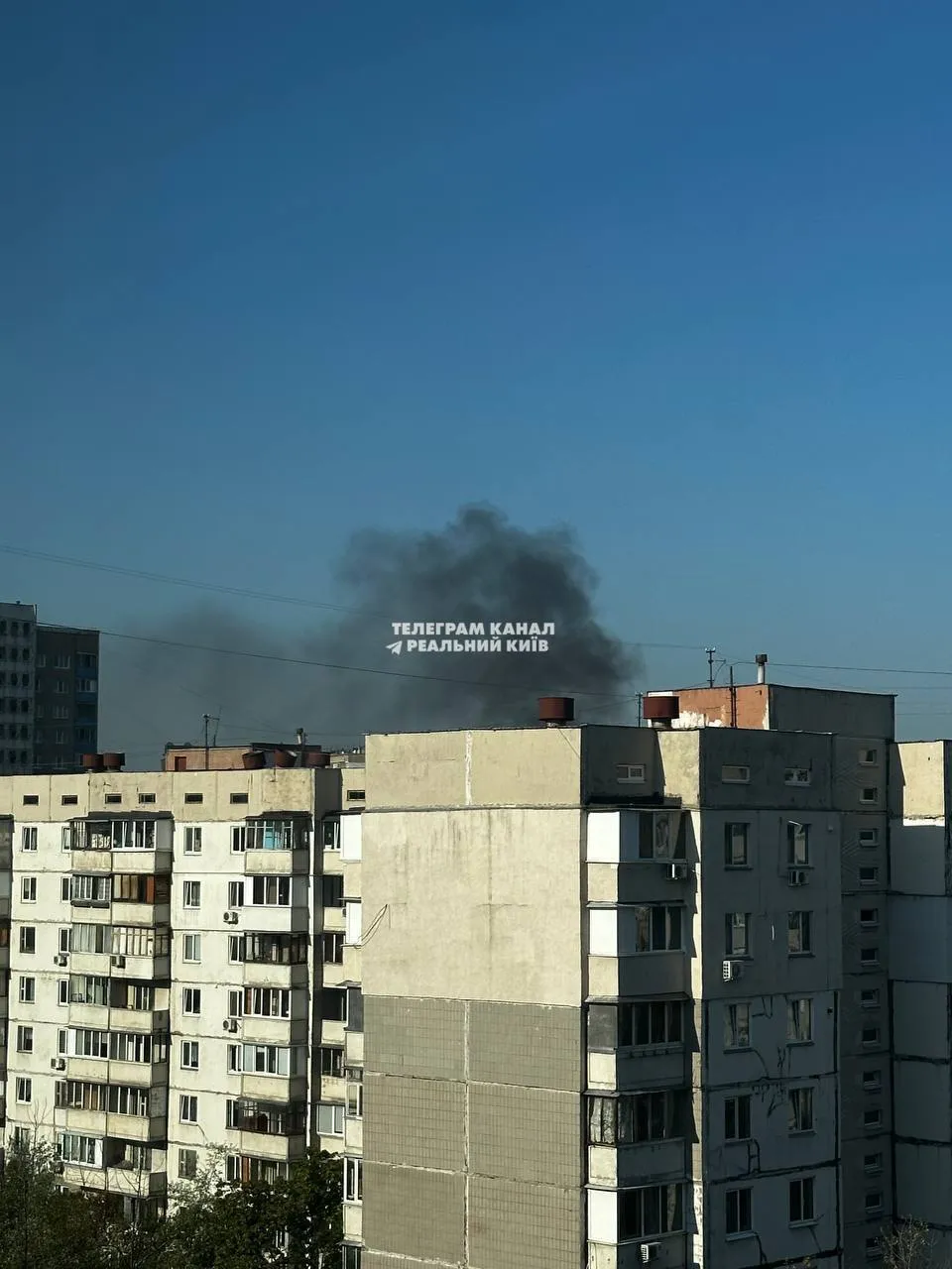 У Києві на Троєщині під час руху загорівся легковик. Відео