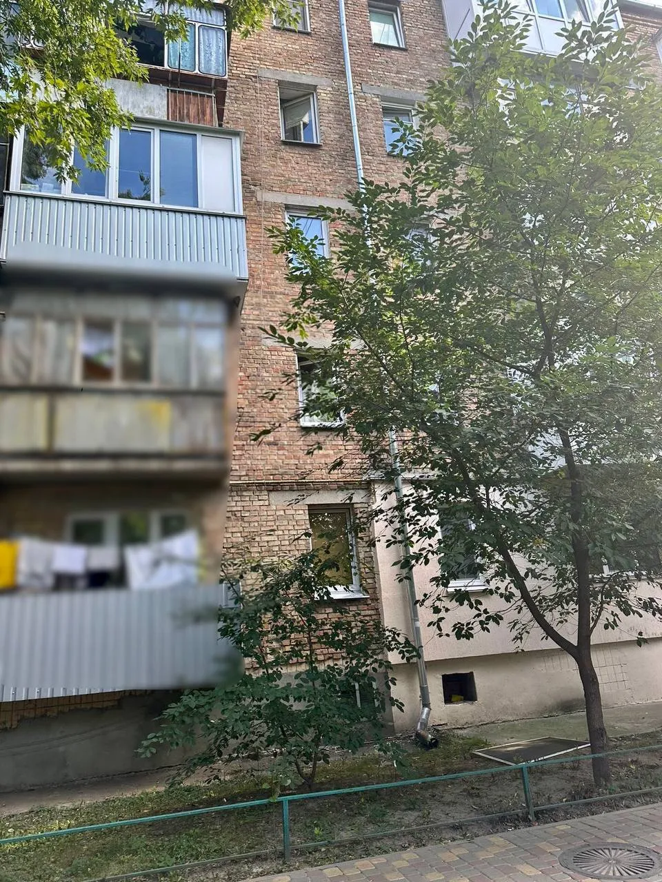 На Київщині з четвертого поверху будинку випав маленький хлопчик. Фото dqxikeidqxiqqeant