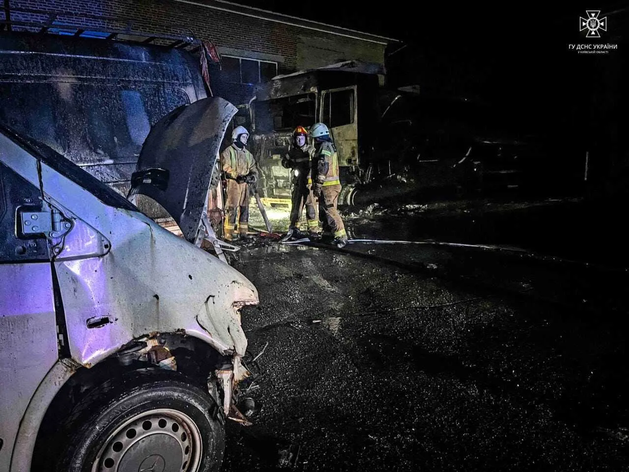 На Киевщине ночью горели бензовоз и два микроавтобуса. Фото и видео dqxikeidqxiqqeant