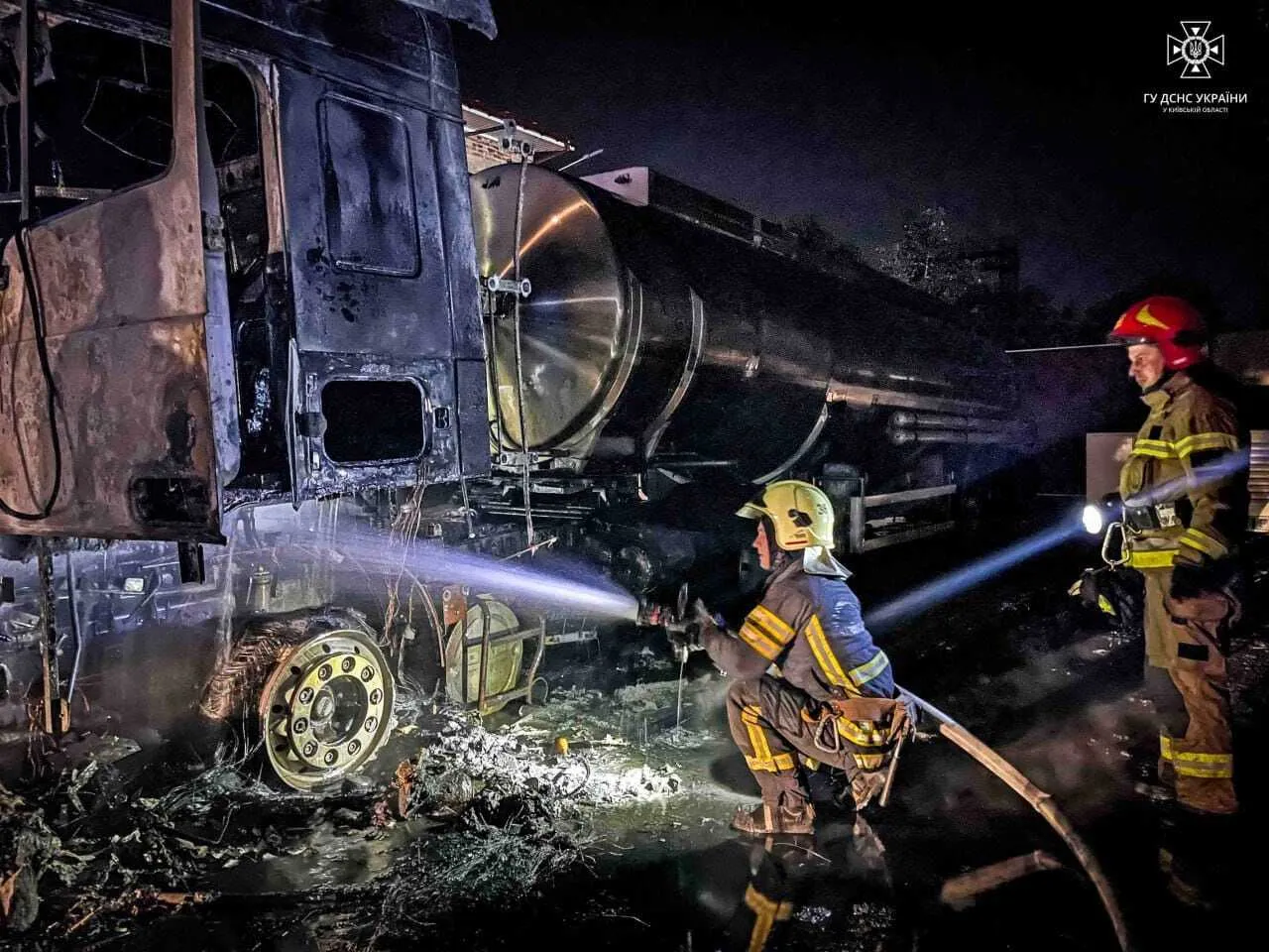 На Киевщине ночью горели бензовоз и два микроавтобуса. Фото и видео