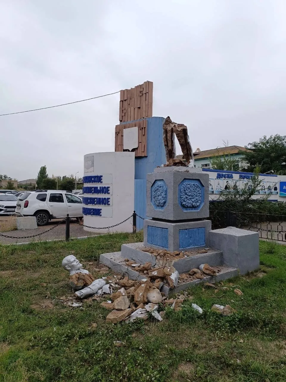 Народна декомунізація: в російській Астрахані невідомі знесли пам’ятник Леніну. Фото