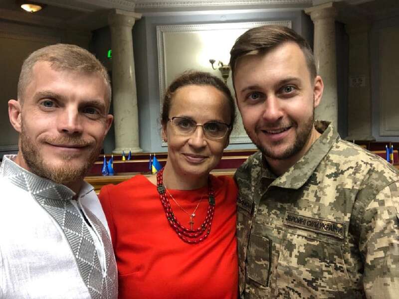 Юлія Клименко з нардепами Максимом Хлапуком (ліворуч) та Романом Лозинським (праворуч) під час засідання 24 серпня, коли розпочався збір підписів