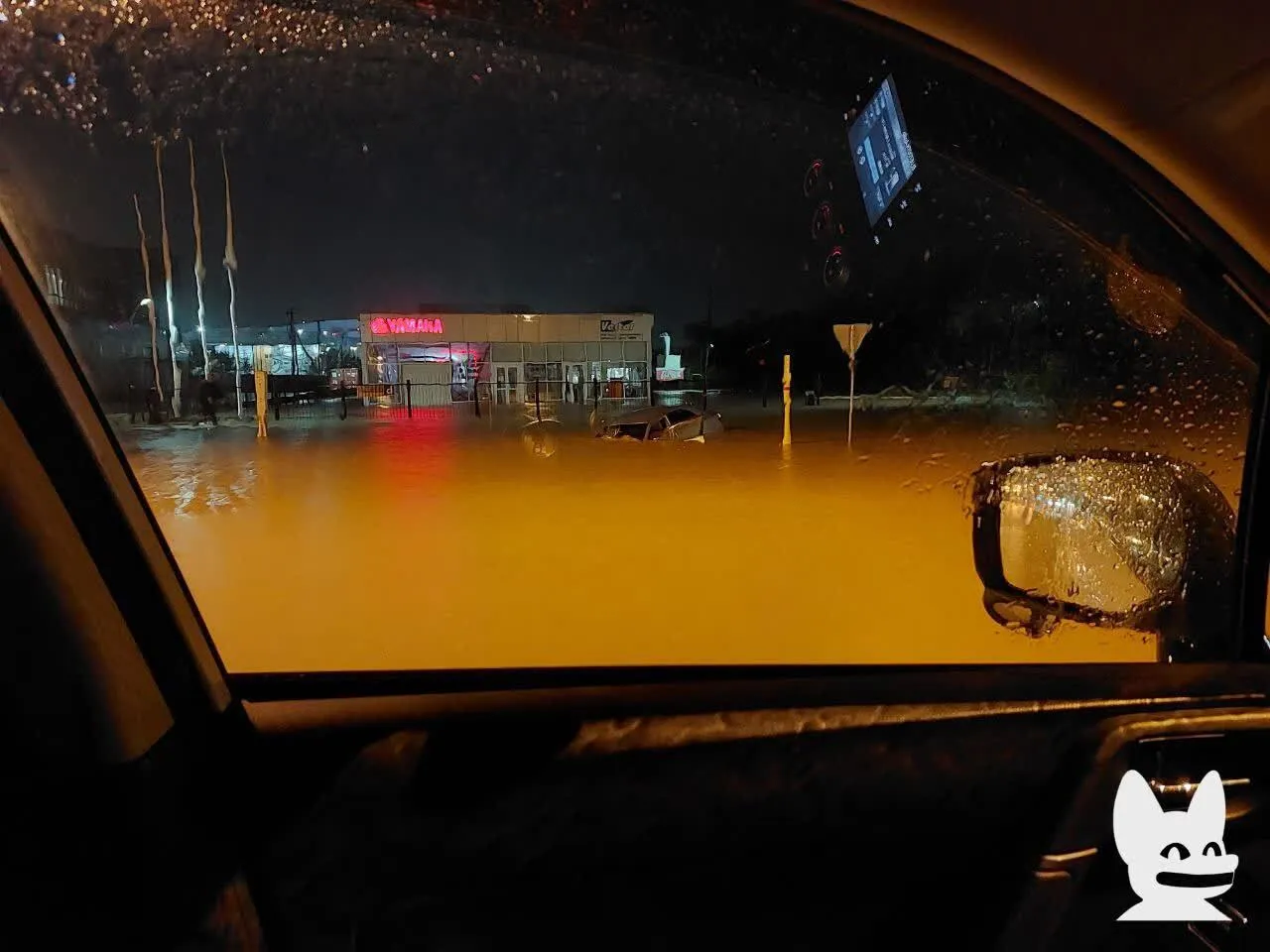 Вулиці перетворилися на річки, тонуть авто: російський Южно-Сахалінськ затопило через потужний тайфун. Фото і відео
