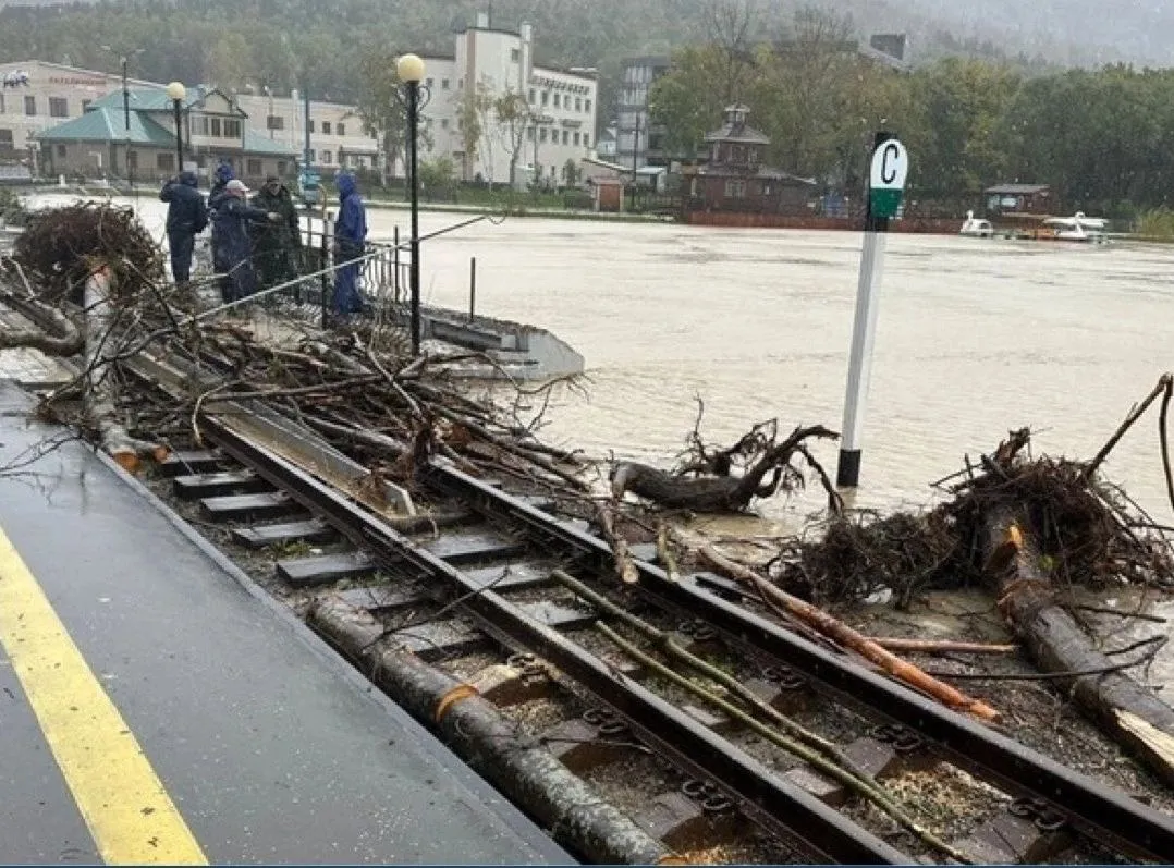 Вулиці перетворилися на річки, тонуть авто: російський Южно-Сахалінськ затопило через потужний тайфун. Фото і відео