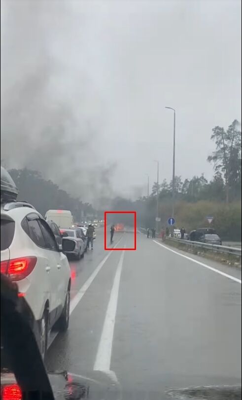 На выезде из Киева во время движения загорелась легковушка: известно подробности. Видео