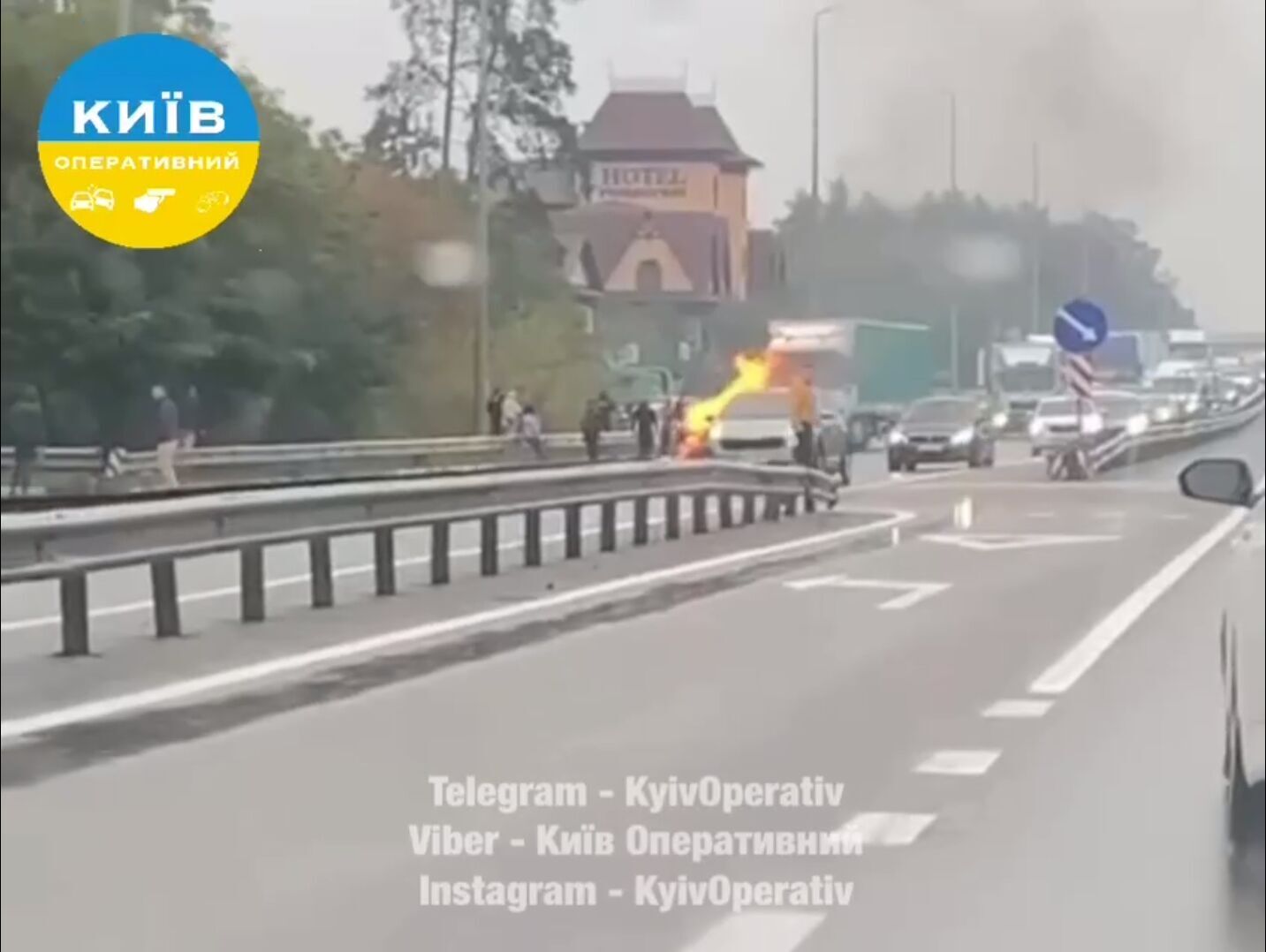 На выезде из Киева во время движения загорелась легковушка: известно подробности. Видео