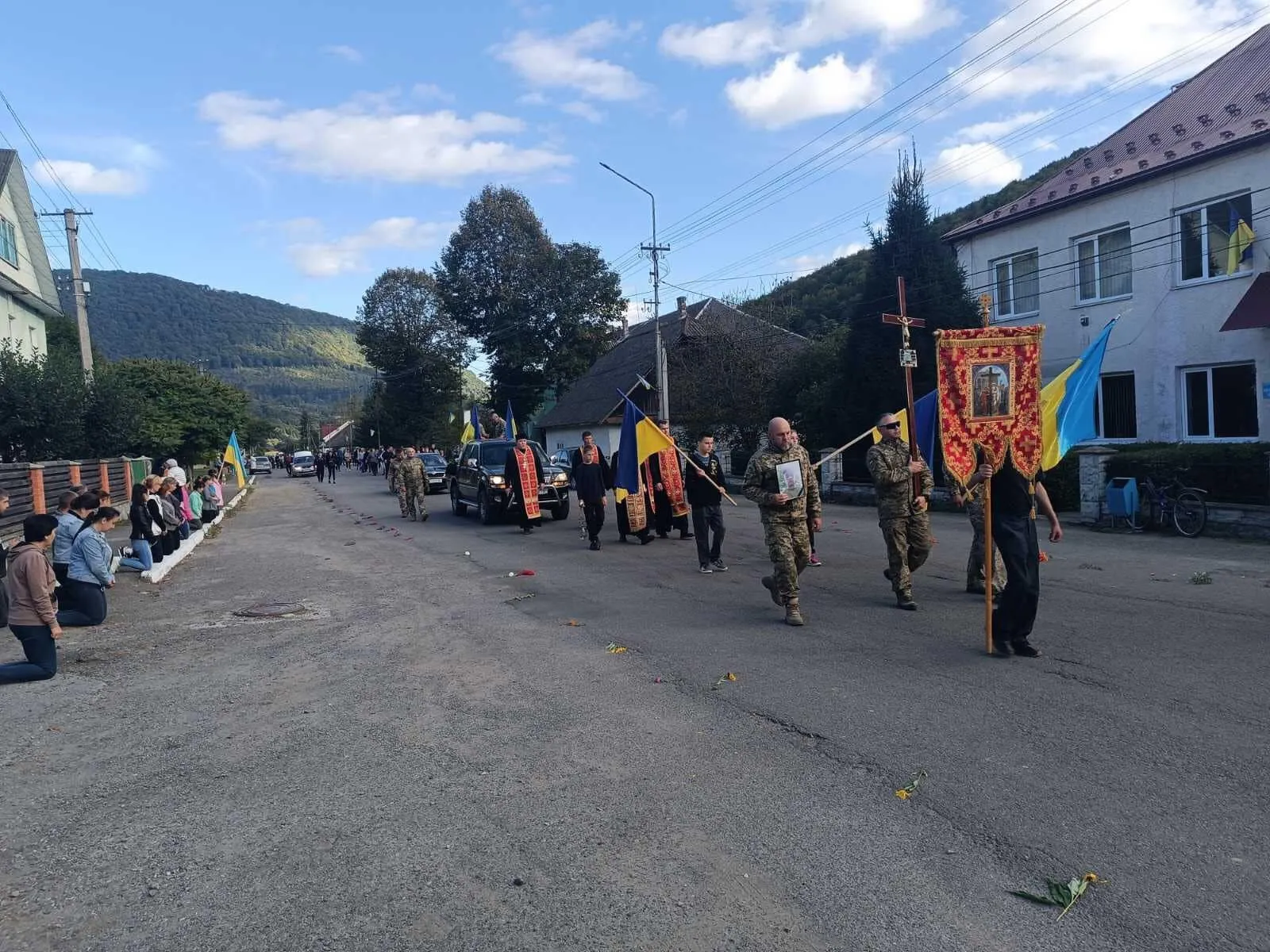 Українці зустріли загиблого захисника на колінах та з квітами