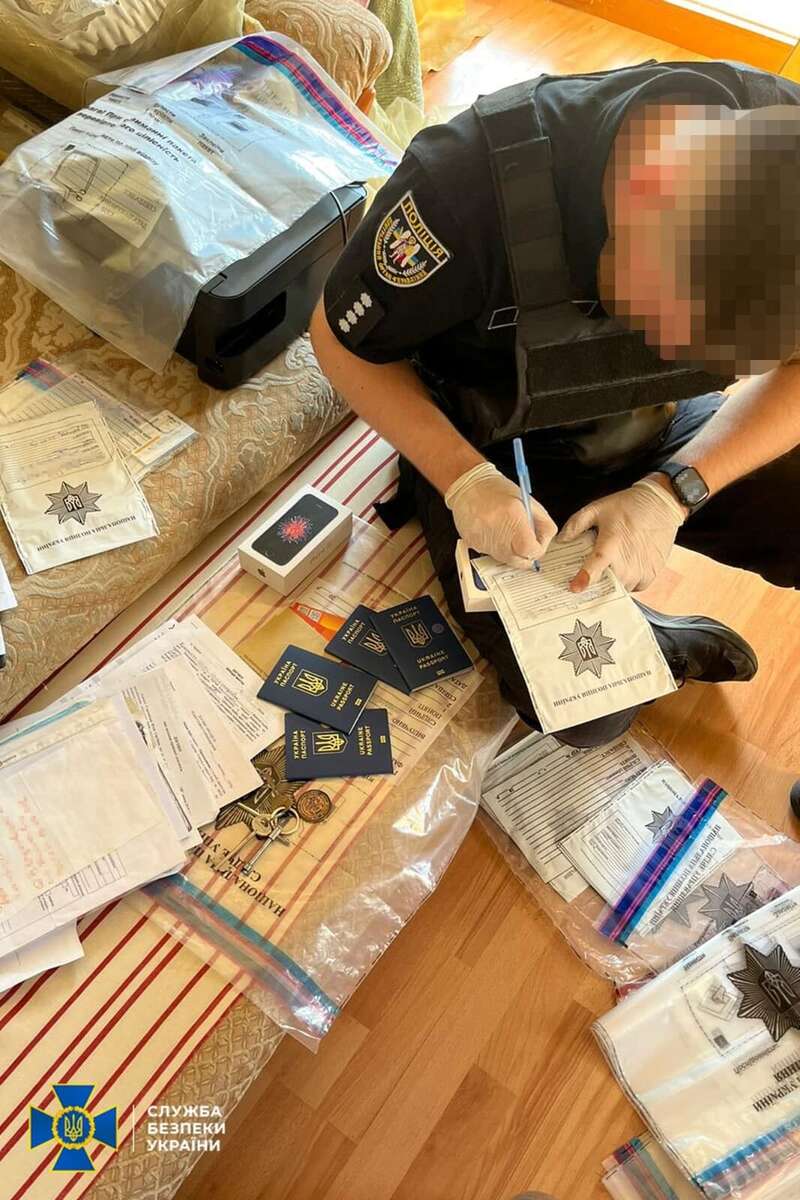 СБУ викрила протиправну схему виїзду за кордон ухилянтів під виглядом багатодітних батьків dqxikeidqxiqqeant