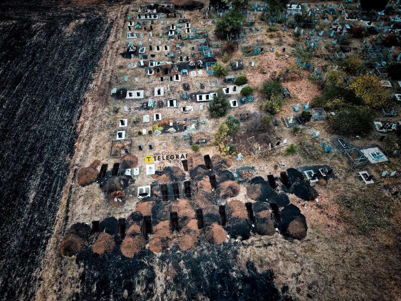 На кладбище ряды могил: в Грозе начали хоронить убитых Россией украинцев. Видео и фото