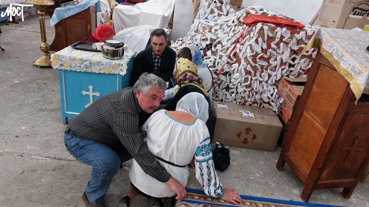 Віряни у церкві Херсона під час обстрілу 8 жовтня / Фото: dqxikeidqxitkant