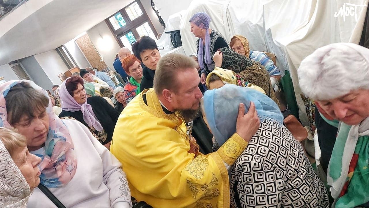 Віряни у церкві Херсона під час обстрілу 8 жовтня / Фото: