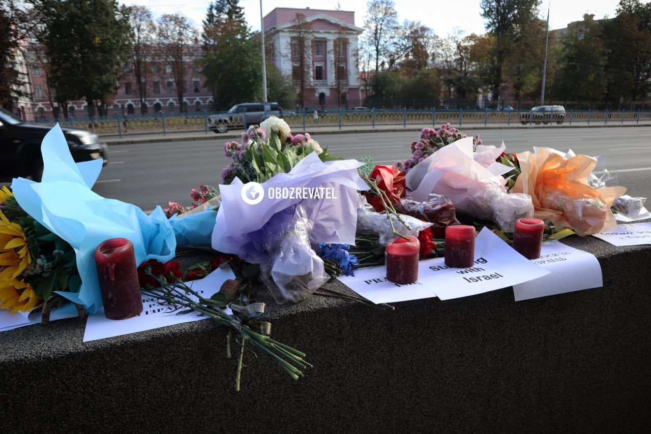 Украинцы несут цветы в посольство Израиля в Киеве. Фото dqxikeidqxitkant