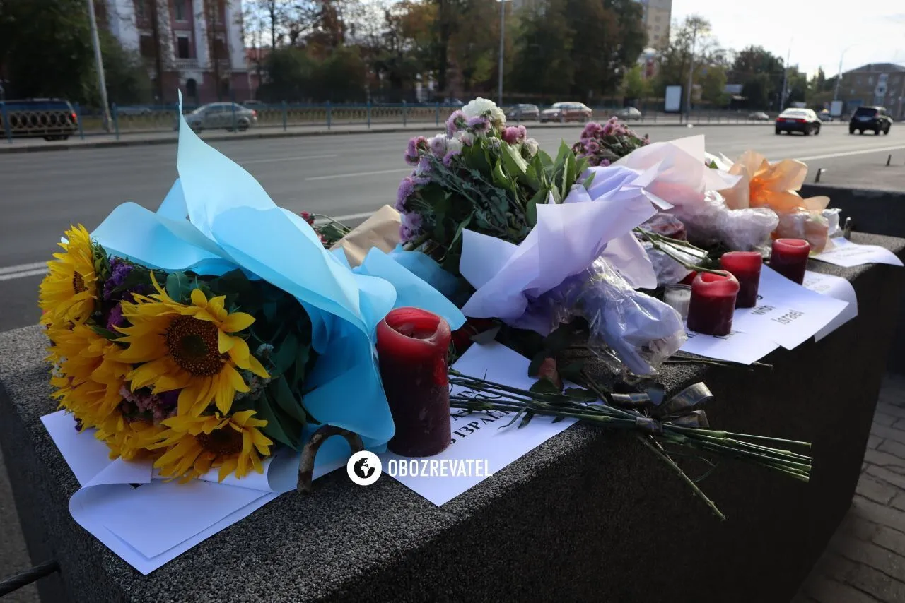 Украинцы несут цветы в посольство Израиля в Киеве. Фото