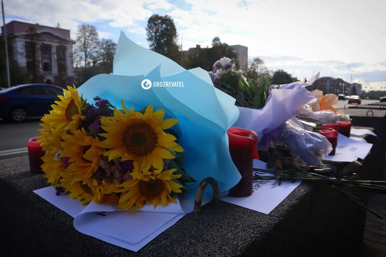 Украинцы несут цветы в посольство Израиля в Киеве. Фото