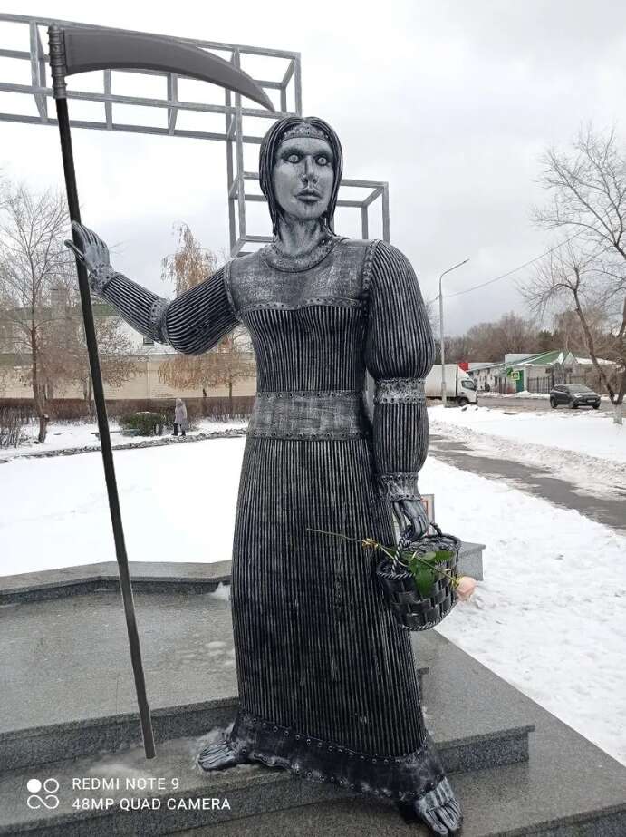 Зрелище не для слабонервных: в русском городе установили "апокалиптический" памятник лыжнику. Фото dqxikeidqxiqqeant