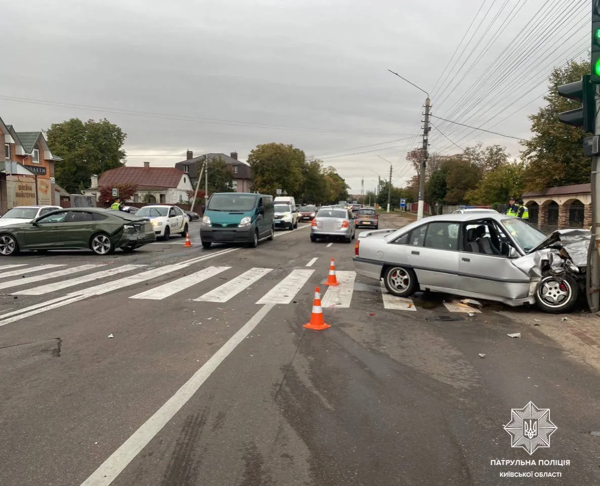 Під Києвом п’яний водій Opel протаранив легковик та в’їхав у стовп. Фото dqxikeidqxiqxxant