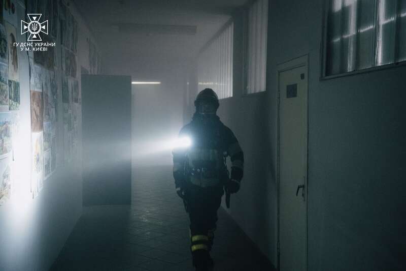 В Киеве произошел пожар в художественной школе: из здания эвакуировали 150 детей. Фото dqxikeidqxitkant