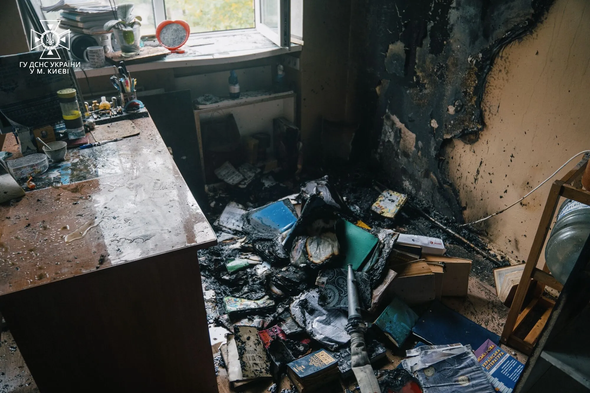 В Киеве произошел пожар в художественной школе: из здания эвакуировали 150 детей. Фото