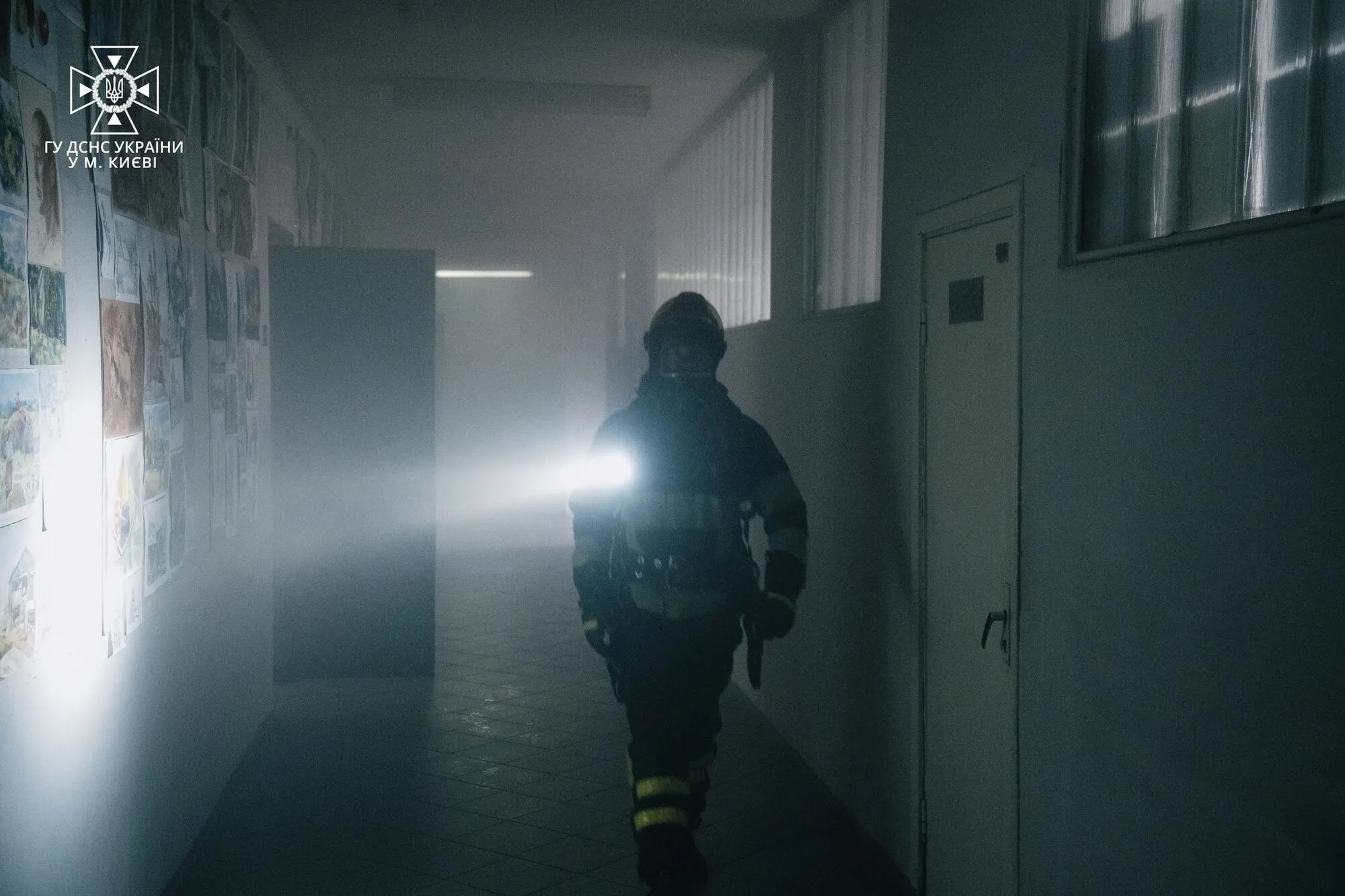 У Києві сталась пожежа в художній школі: з будівлі евакуювали 150 дітей. Фото dqxikeidqxitkant