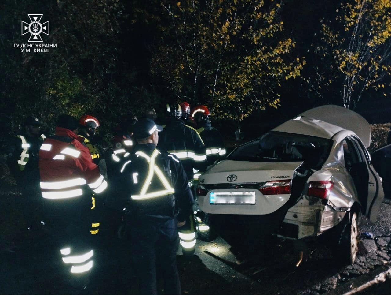 В Киеве легковушка на скорости въехала в столб: подробности смертельного ДТП. Фото