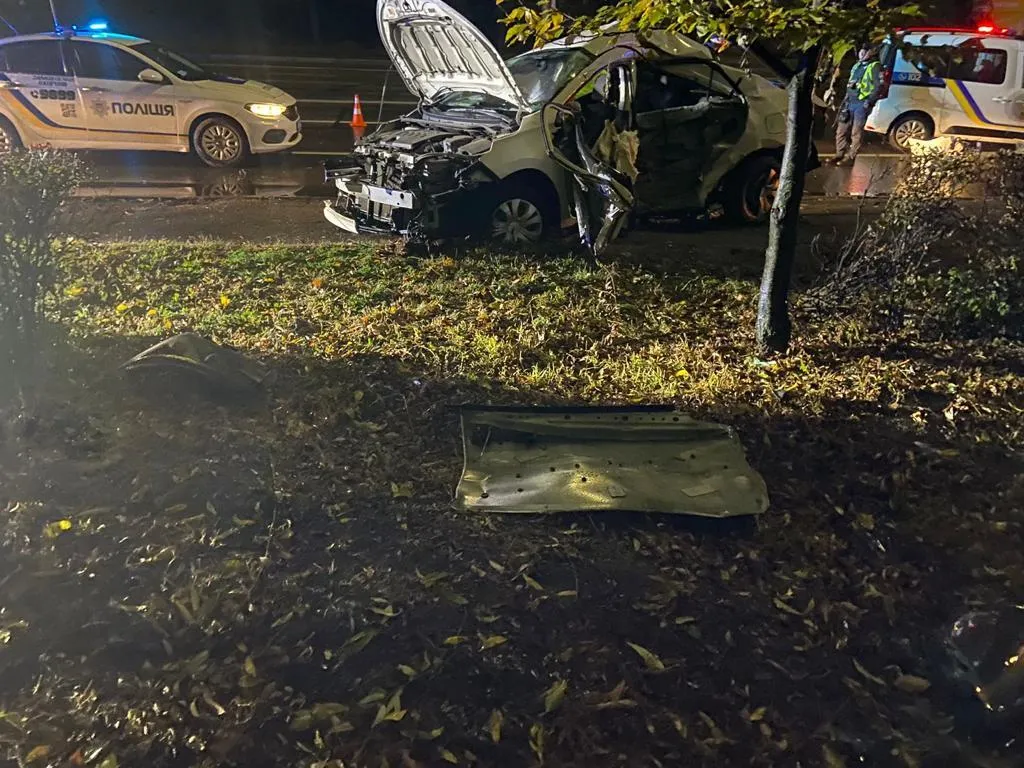 В Киеве легковушка на скорости въехала в столб: подробности смертельного ДТП. Фото