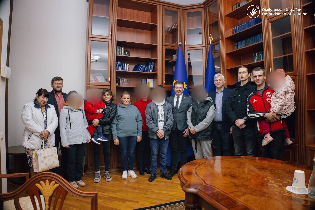 Еще четырех похищенных Россией детей удалось вернуть домой. Фото и видео встречи