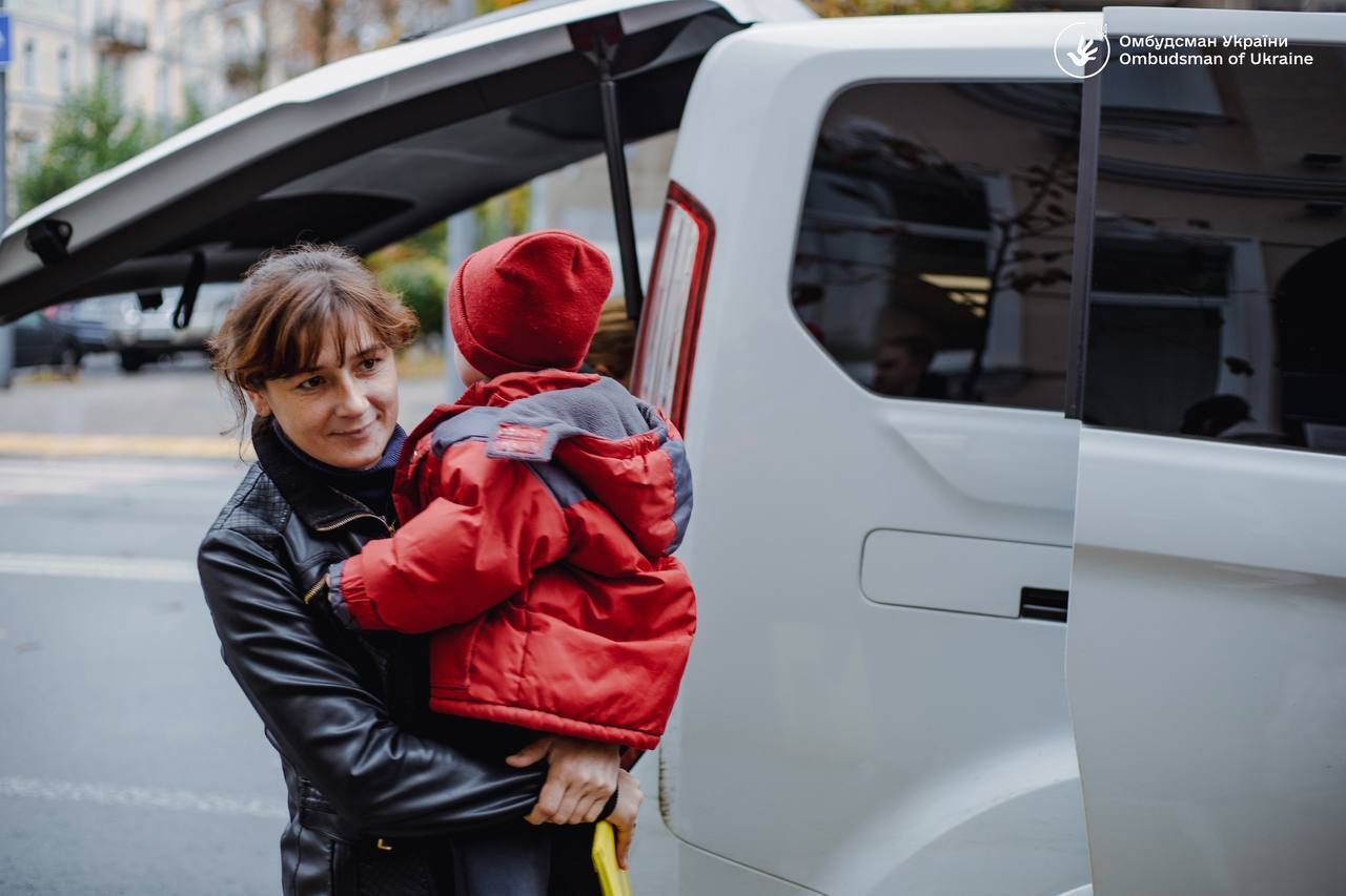 Еще четырех похищенных Россией детей удалось вернуть домой. Фото и видео встречи
